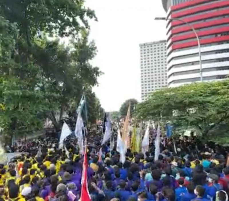 Aksi Nasional Selamatkan KPK di depan Gedung Merah Putih KPK, Jalan Kuningan Persada No. 4, Jakarta Selatan.
