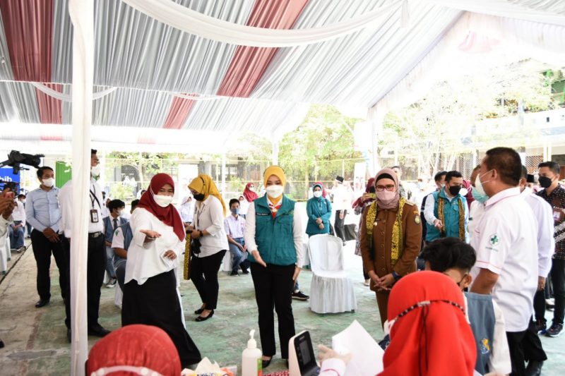 Bupati Indramayu, Nina Agustina mendampingi Ketua TP PKK Provinsi Jawa Barat, Atalia Praratya diacara vaksinasi pelajar, Rabu, (1/9/2021).