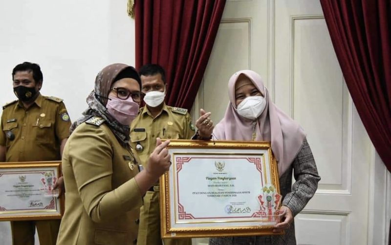 Bupati Indramayu, Nina Agustina (mengenakan kaca mata) | Sumber: instagram.com/diskominfoindramayu