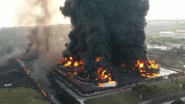 Empat tangki kilang minyak milik PT Pertamina RU VI Balongan, Indramayu, Jawa Barat.