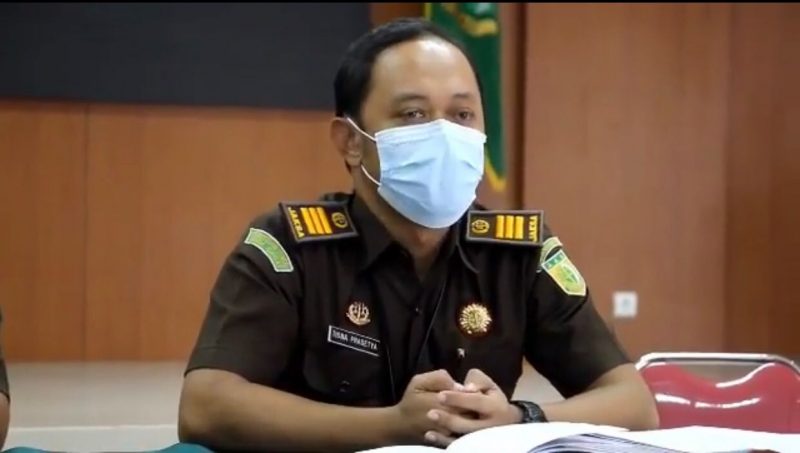 Jaksa Kejari Indramayu, Tisna Prasetya saat press conference terkait video viralnya bersama pengacara korban asusila di kantor Kejaksaan Negeri Indramayu pada, Senin, 13 September 2021.