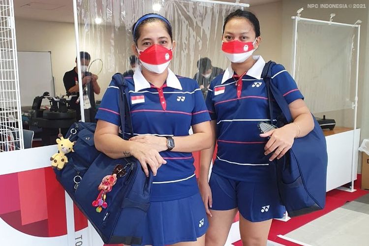 Peraih medali emas, Leani Ratri (kiri) dan Khalimatus Sadiyah (kanan) pada cabor badminton di Paralimpiade Tokyo 2020.