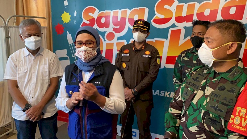 Bupati Indramayu, Nina Agustina didampingi oleh Kajari Indramayu, Denny Achmad (belakang).
