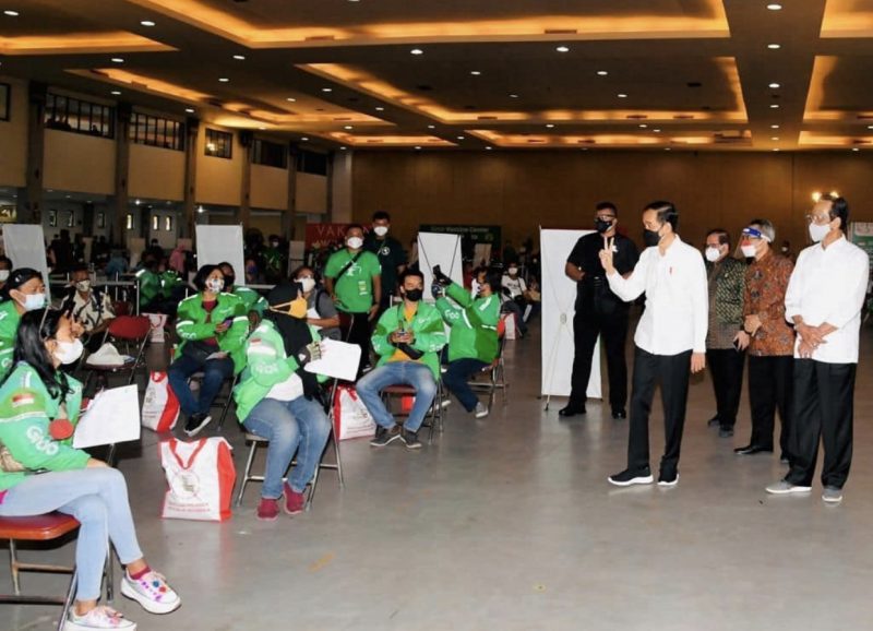 Presiden Jokowi sedang meninjau vaksinasi di Jogja Expo Center, Bantul, Yogyakarta, Jumat, (10/9/2021).