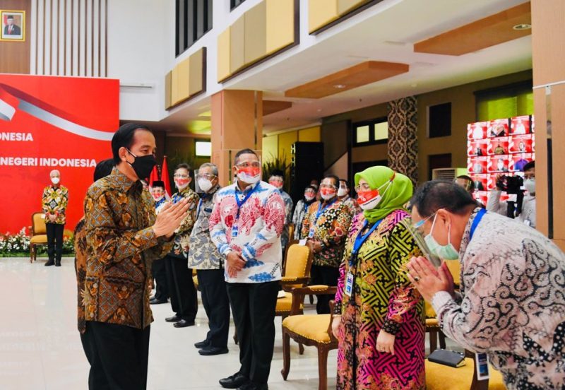 Presiden Jokowi saat melakukan pertemuan dengan Majelis Rektor PTN Indonesia di Auditorium Kedokteran Universitas Sebelas Maret, Senin (13/9/2021). | Foto: setkab