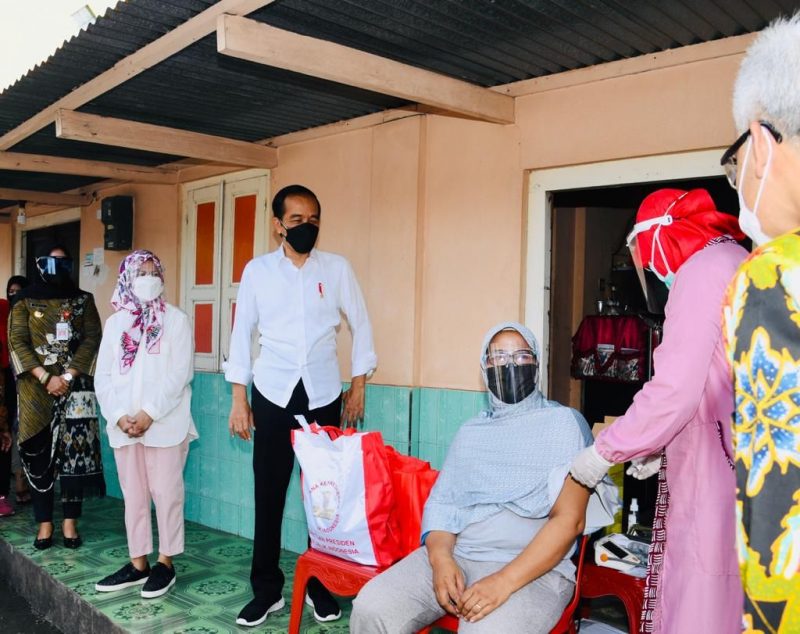 Presiden Jokowi didampingi Ibu Negara, Iriana Joko Widodo saat meninjau vaksinasi di Dukuh Ngledok, Desa Segaran, Kecamatan Delanggu, Kabupaten Klaten, Jawa Tengah, Senin (13/9/2021) | Foto: BPMI Setpres, Rusman.