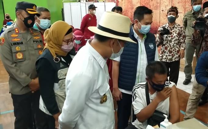 Gubernur Jawa Barat, Ridwan Kamil didampingi oleh Bupati Indramayu, Nina Agustina melakukan kunjungan ke gerai vaksinasi Pertamina RU VI Balongan, Indramayu, Jumat, (10/9/2021).