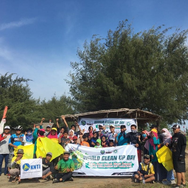 KNTI saat acara World Clean Up Day di Pantai Sumur Tiris, Desa Pabean Ilir, Kecamatan Pasekan, Indramayu, Jawa Barat, Sabtu (19/9/2020).