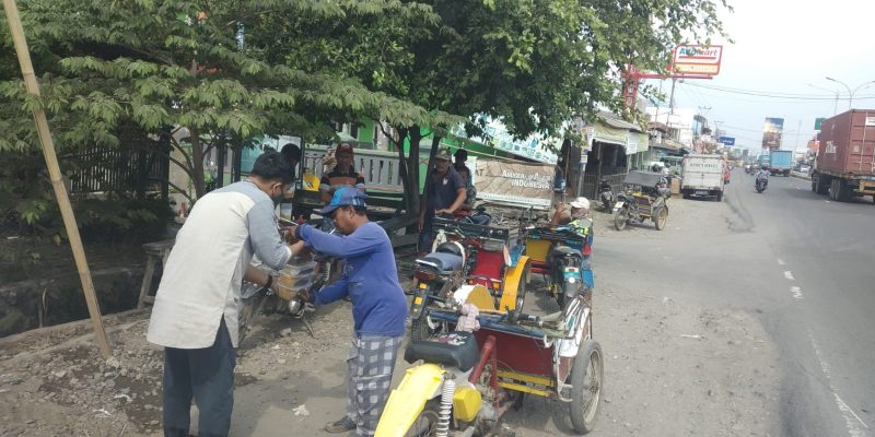 Relawan Sahabat Peduli, Tokim sedang memberikan makanan kepada tukang becak, Jalan Raya Pantura, Indramayu, Jawa Barat, Jumat, (10/9/2021).