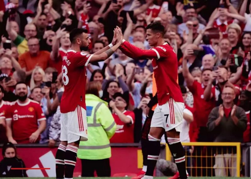 Dua pemain Manchester United di Old Trafford.
