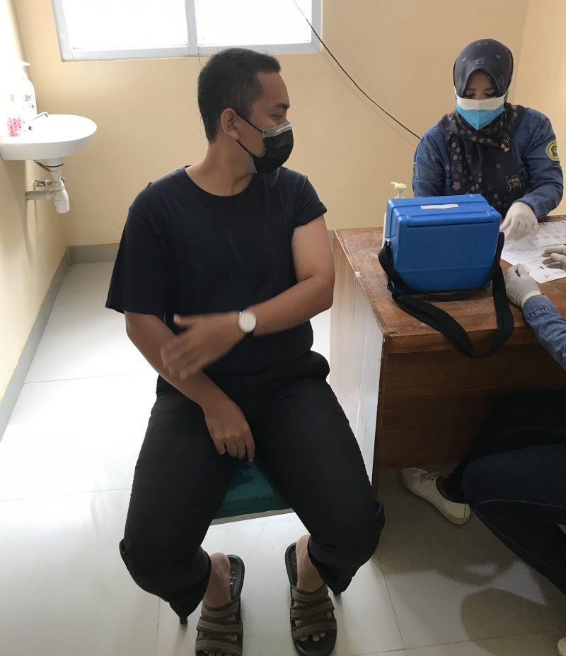 Vaksinasi covid-19 kesatu di Puskesmas Margadadi, Indramayu, Jawa Barat, Sabtu (28/8/2021).