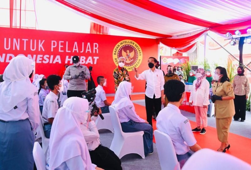 Presiden Jokowi saat meninjau vaksinasi di SMAN 1 Kartasura, Kab. Sukoharjo, Jawa Tengah, Senin (13/9/2021) | Foto: BPMI Setpres, Rusman.