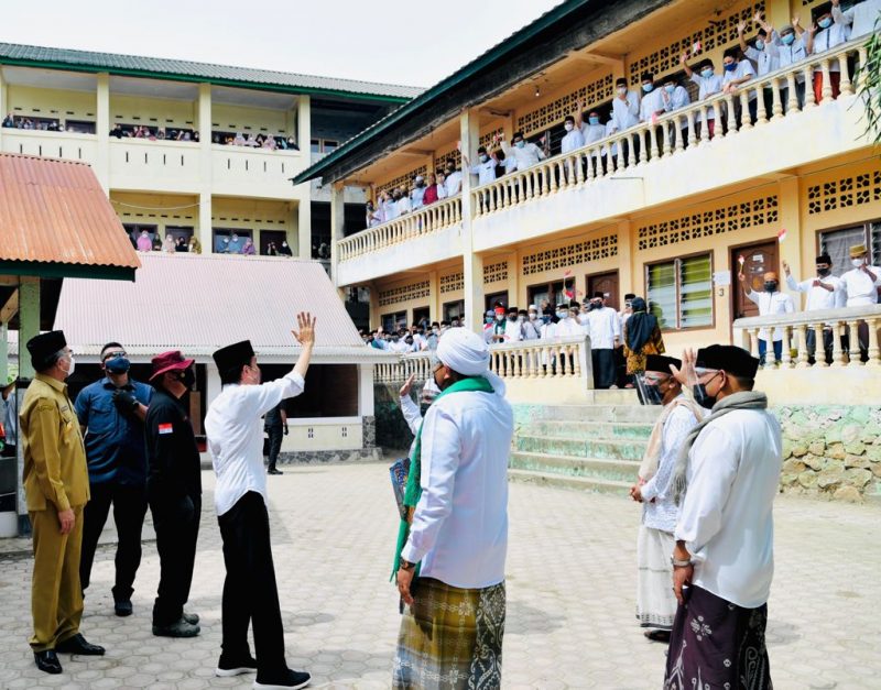 Presiden Jokowi meninjau vaksinasi di Pesantren Dayah Istiqamatuddin Darul Mu’Arrif, Kabupaten Aceh Besar, Kamis (16/09/2021) } Sumber: Setkab