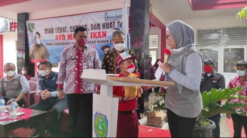 Bupati Indramayu Nina Agustina saat acara sosialisasi cegah stunting di Bongas, Indramayu, Kamis, 28 Oktober 2021.
