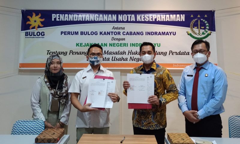 Penandatanganan MoU Kejaksaan Negeri Indramayu dengan Perum Bulog Indramayu, Selasa, 26 Oktober 2021.
