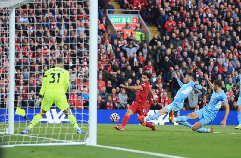 Pemain Liverpool Mohamed Salah hendak mencetak gol saat menjamu Manchester City, Minggu (3/10) malam.