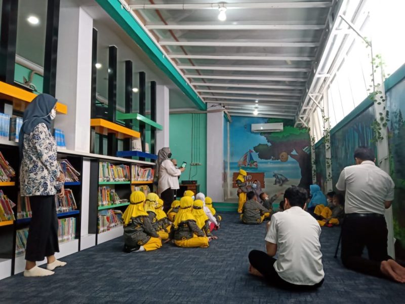 Kegiatan literasi anak usia dini di ruang maca anak Disarpus Indramayu, Rabu, 27 Oktober 2021.
