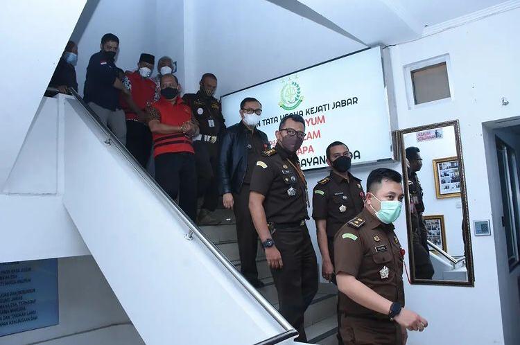 Kejaksaan Tinggi Jawa Barat sedang menggelandang dua tersangka dugaan kasus korupsi RTH Jatibarang, Kabupaten Indramayu, Rabu, 29 September 2021.