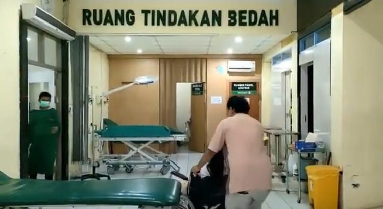 Korban keracunan makanan tahlil dilarikan ke RSUD Indramayu, Jawa Barat, Senin, 11 Oktober 2021, malam.