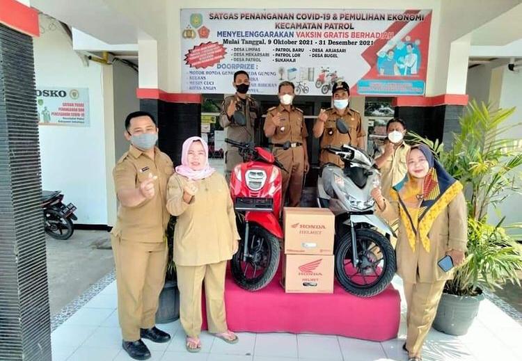 Sepeda motor yang akan dibagikan secara diundi kepada masyrakat Desa Bugel. Foto: diskominfo Indramayu.