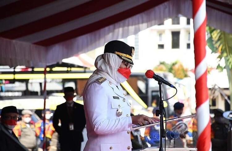 Bupati Indramayu saat upacara HUT RI ke-76 di Pendopo Indramayu, 17 Agustus 2021.