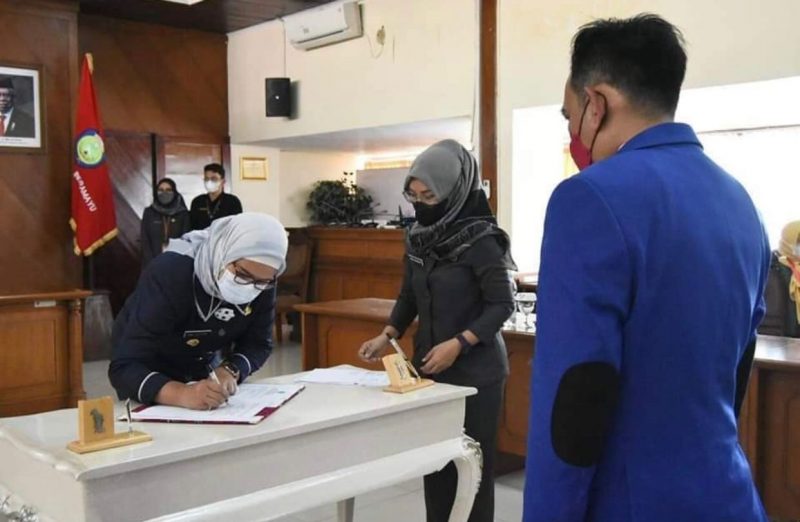 Bupati Indramayu Nina Agustina menandatangani dokumen saat proses pelantikan Dirut PDAM, Ady Setiawan, Kamis, 4 November 2021.