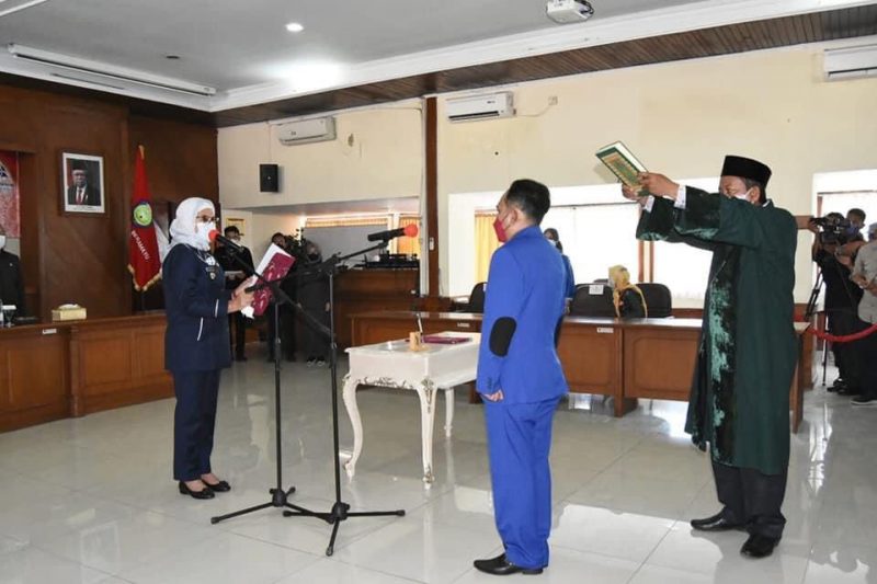 Bupati Indramayu Nina Agustina melantik Dirut PDAM Indramayu, Ady Setiawan di ruang Ki Tinggil Setda, Kamis, 4 November 2021.