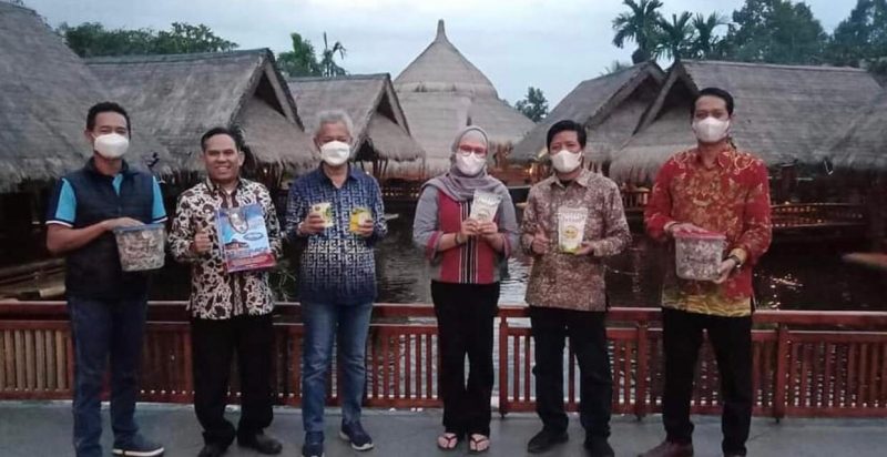 Dirut PDAM Tirta Darma Ayu, Ady Setiawan (kedua dari kiri) mendampingi Bupati Indramayu, Nina Agustina saat kunjungan UMKM.