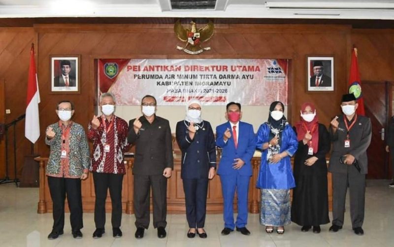 Sesi foto bersama setelah pelantikan. Bupati Indramayu Nina Agustina (tengah) bersama dengan Dirut PDAM Ady Setiawan (jas biru), Kamis, 4 November 2021.