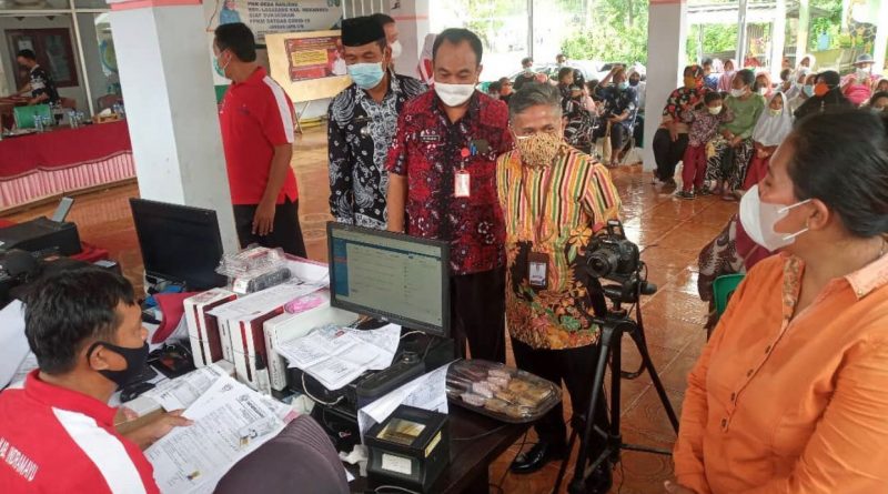 Kepala Dinas Kependudukan dan Pencatatan Sipil Kab. Indramayu, Iskak Iskandar saat mendampingi kegiatan kunjungan kerja Kepala Ombudsman RI Perwakilan Provinsi Jawa Barat, Dan Satriana di pelayanan Dukcapil Mlayu di Desa Rajeng, Kecamatan Losarang, Indramayu, Jawa Barat, Kamis, 20 Oktober 2021.