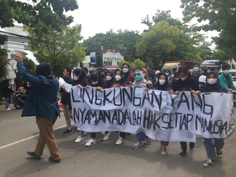 BEM SI menggelar aksi damai dalam memperingati Hari HAM Internasional 2021 di DPRD Kab. Indramayu, Jumat, (10/12/2021).