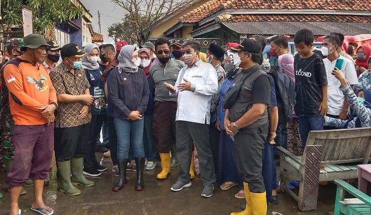 Bupati Indramayu, Nina Agustina saat meninjau banjir rob di Desa Eretan Wetan, Kec. Kandanghaur, Indramayu, Jumat, 3 Desember 2021.
