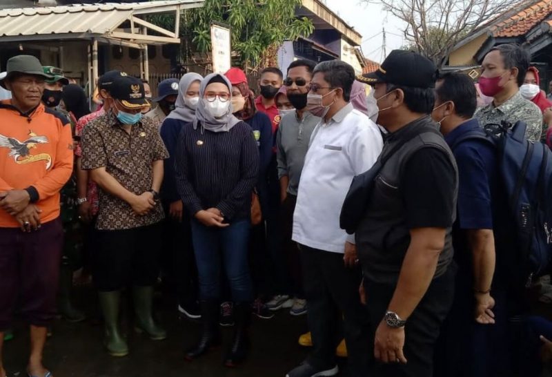 Bupati Indramayu Nina Agustina meninjau lokasi terdampak banji rob di Desa Eretan Wetan, Kandanghaur, Indramayu, Jumat 3 Desember 2021.