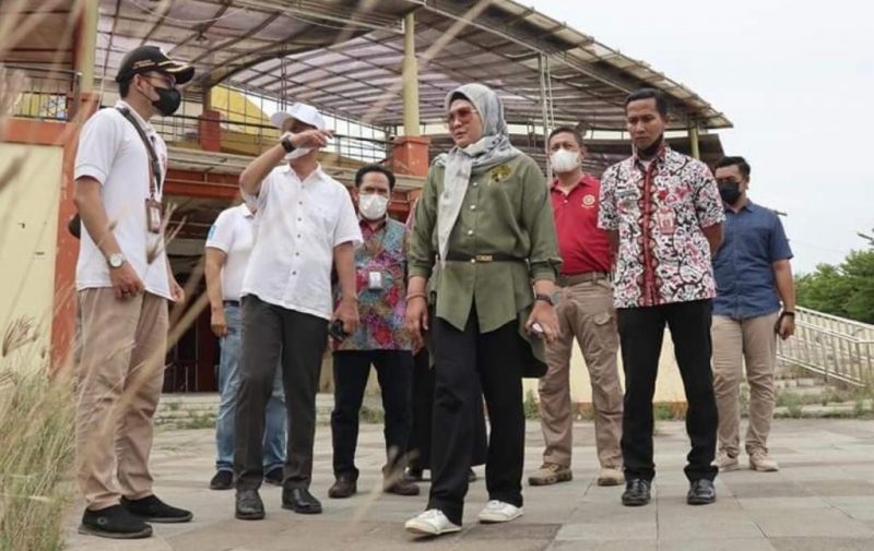 Bupati Indramayu, Nina Agustina saat sedang melihat gedung IPTEK Mutiara Bangsa di Kawasan Wisata Bojongsari, Kecamatan Indramayu, Jumat, 10 Desember 2021.