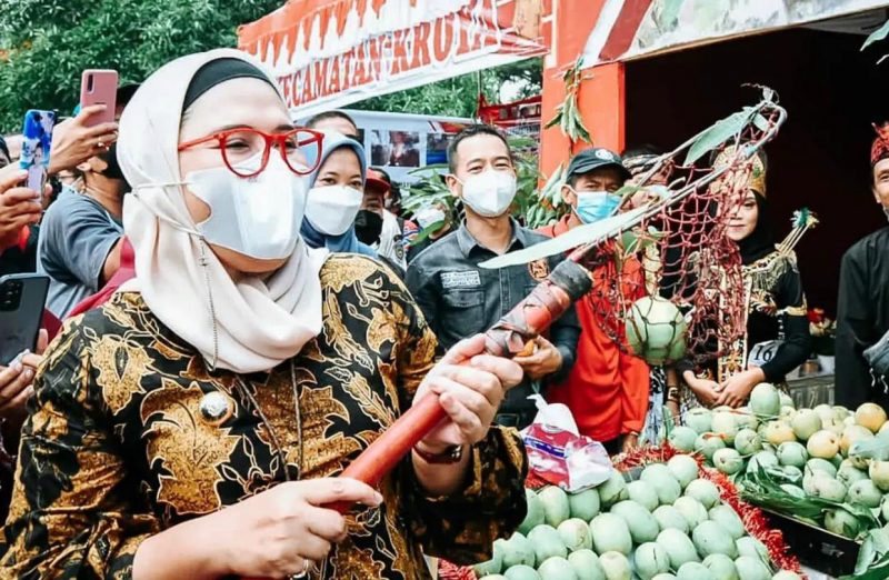 Bupati Indramayu Nina Agustina saat menghadiri acara Festival Mangga di Bojongsari, Kecamatan Indramayu, Indramayu, Jawa Barat, Jumat, 17 Desember 2021.