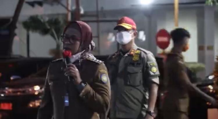 Bupati Indramayu, Nina Agustina saat menegur para ASN yang dianggap indisipliner (bolos) di halaman Pendopo Indramayu, Senin, (27/12/2021) sore.