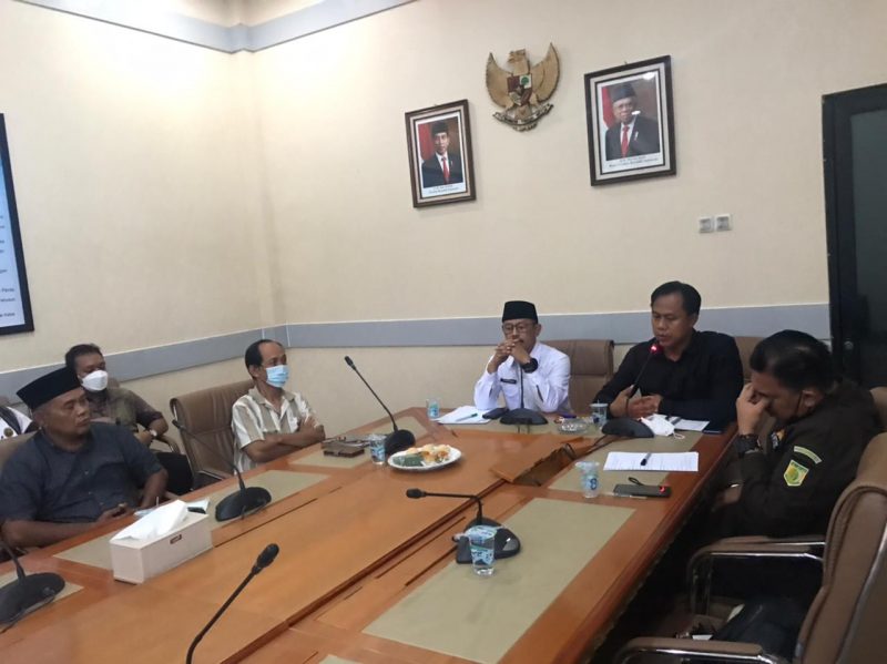 Oushj Dialambaqa (mengenakan masker) saat audiensi memperingati Hari Anti Korupsi Sedunia di DPRD Kabupaten Indramayu, Kamis, 9 Desember 2021.