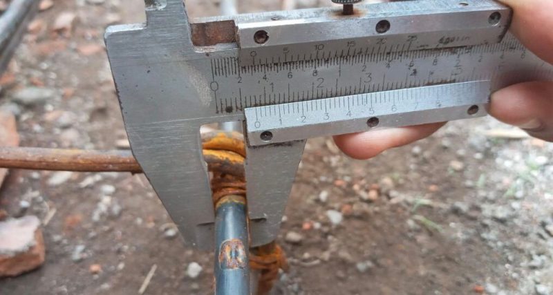 Saat dilakukan pengukuran besi bantuan Rutilahu di Desa Setu Wetan, Kabupaten Cirebon, Jawa Barat.