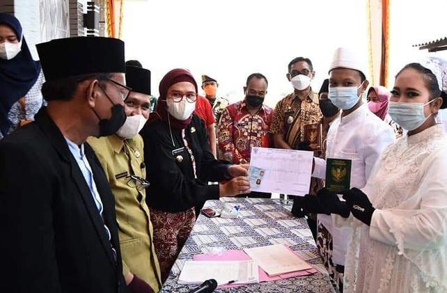 Bupati Indramayu, Nina Agustina menyerahkan Kartu Keluarga sekaligus bertepatan dengan program Dukcapik Berkah di Desa Sekarmulya, Kecamatan Gabuswetan, Indramayu, Jawa Barat.