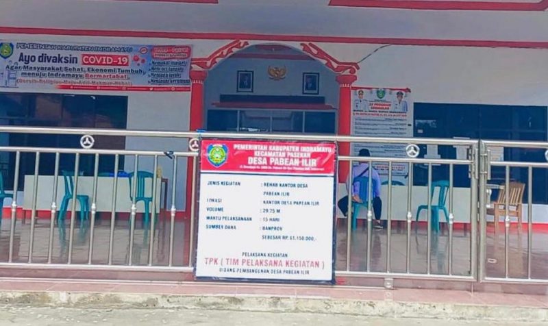 Papan informasi pembangunan pagar dan renovasi Desa Pabean Ilir, Kec. Pasekan, Kabupaten Indramayu.