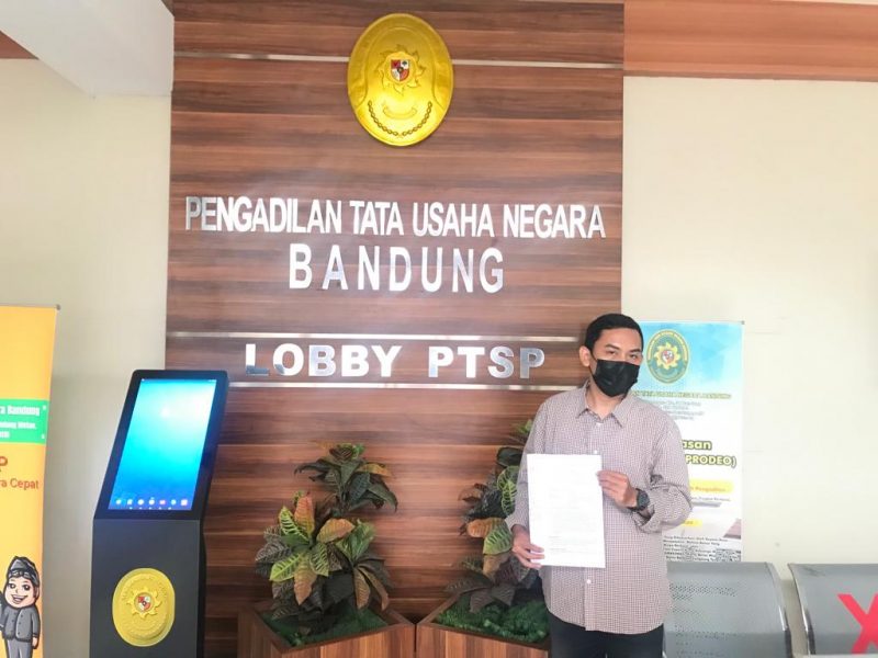 Panji Purnama saat mendaftarkan gugatan Tata Usaha Negara ke Pengadilan Tata Usaha Negara Bandung pada, Jumat, 14 Januari 2022.