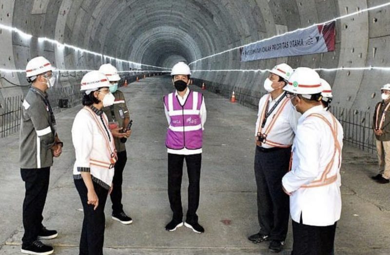 Presiden Jokowi saat meninjau proyek Kereta Cepat Jakarta Bandung (KCJB) di bawah tol Jakarta Cikampek yang akan dilalui kereta cepat sejauh 1.885 meter.
