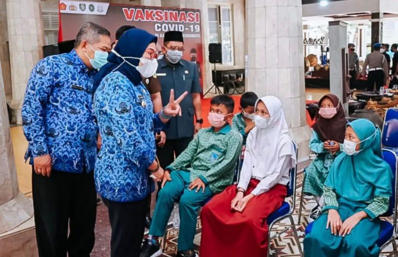 Bupati Indramayu Nina Agustina saat vaksinasi serentak di Pendopo Indramayu, Kamis, (17/2/2022). Foto: ninaagustina1708