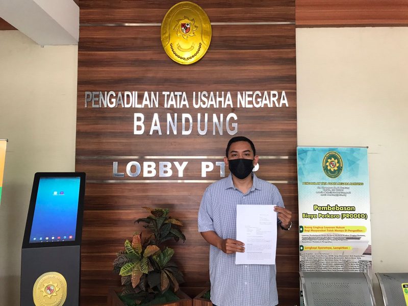 Penggugat Bupati Indramayu, Panji Purnama saat selesai menjalani sidang Pemeriksaan Persiapan di PTUN Bandung, Jalan Diponegoro No. 34, Bandung pada, Rabu (16/2/2022).