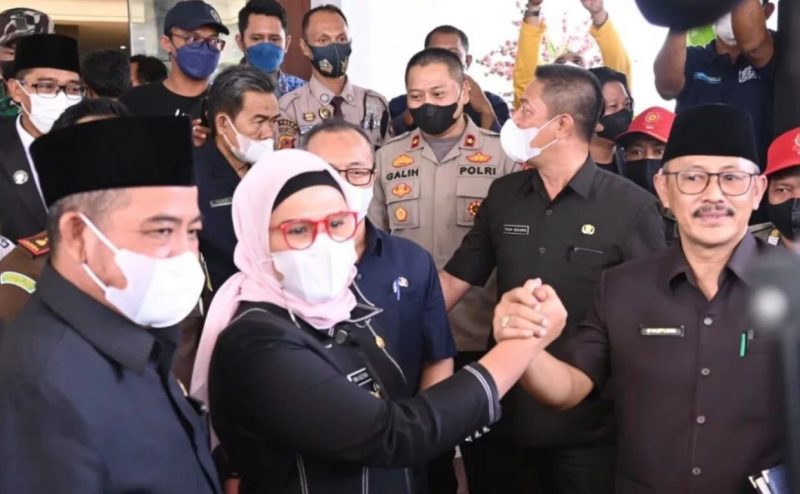 Bupati Indramayu Nina agustina bersama dengan Ketua DPRD Indramayu Syaefudin saat rapat paripurna Penyampaian Penjelasan Bupati Indramayu atas Hak Interpelasi Dewan di DPRD Indramayu, Kamis, (17/2/2022).