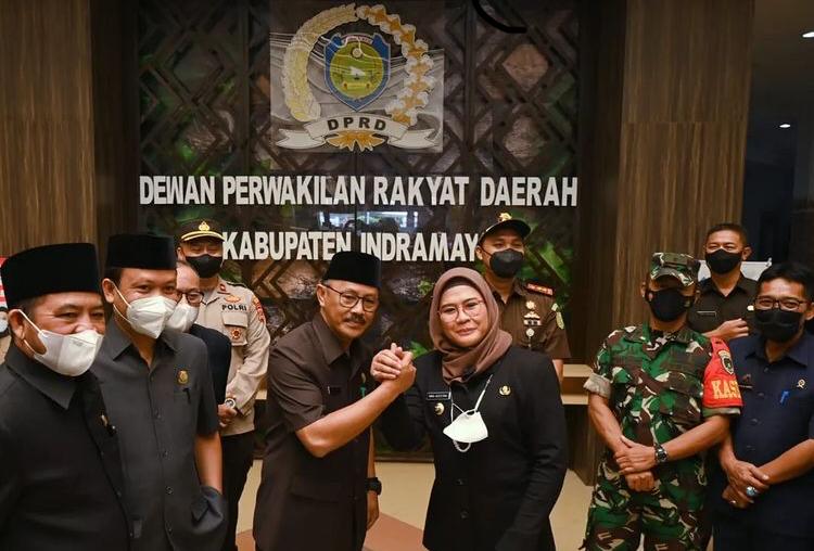 Bupati Indramayu Nina Agustina dan Ketua DPRD Kabupaten Indramayu saat penyampaian hasil sidang paripurna hak interpelasi, Selasa (15/3/2022). (Foto: Instagram/ Nina Agustina)