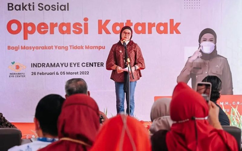 Bupati Indramayu Nina Agustina saat operasi karatak. (Foto: Nina)