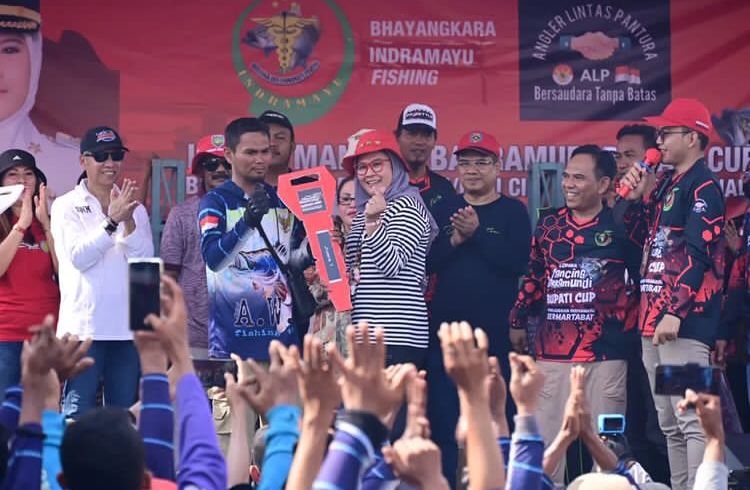 Bupati Indramayu Nina Agustina secara simbolis memberikan kunci sepeda motor sebanyak 317 unit untuk Kepala Desa/Kuwu saat acara Mancing Mania Baramundi Bupati Cup 2022 di tambak karet, Desa Santing, Kec. Losarang, Indramayu pada Minggu, (12/6/2022). (Foto: indramayu terkini).