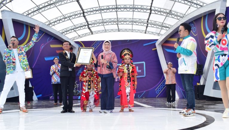 Bupati Indramayu Nina Agustina menerima piagam penghargaan tari topeng kelana terbanyak di Sport Center, Indramayu, Minggu, (16/10/2022). (foto: diskominfo indramayu).