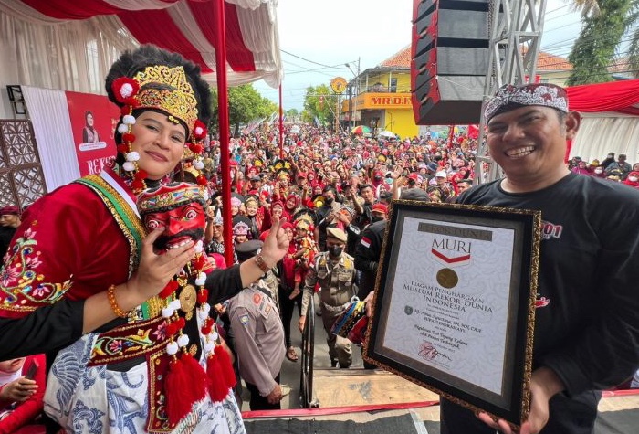 Bupati Indramayu Nina Agustina usai melaksanakan tari topeng kelana di Jalan Jenderal Ahmad Yani, Indramayu, Sabtu, 15 Oktober 2022. (foto: diskominfo indramayu).